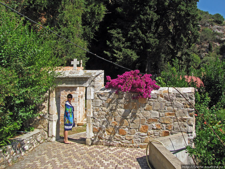 Вход к тарой церкви, ее видно только кусок красной крыши справа Агия-Пелагея, Греция