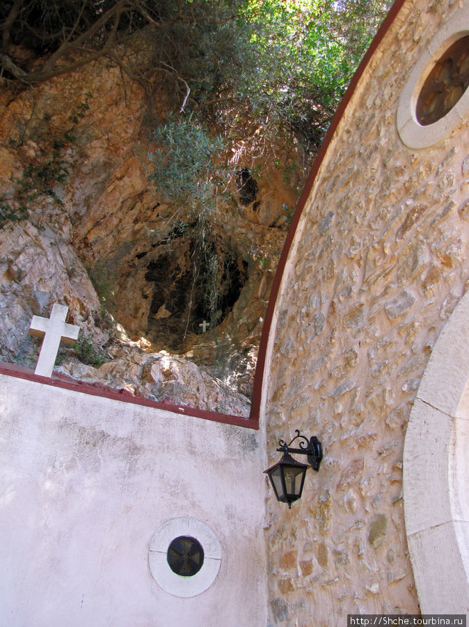 на горе видна старая пещера.. Агия-Пелагея, Греция