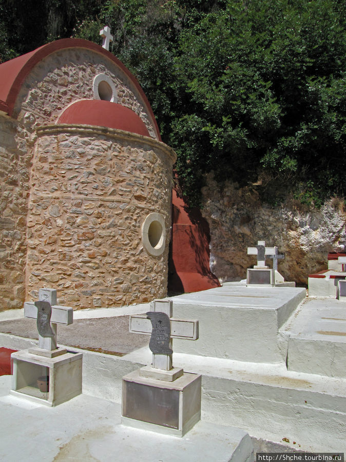 новое кладбище, последнее захоронение 1999 год Агия-Пелагея, Греция