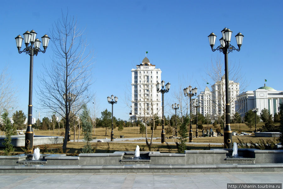 Площадь перед Военным музеем Ашхабад, Туркмения
