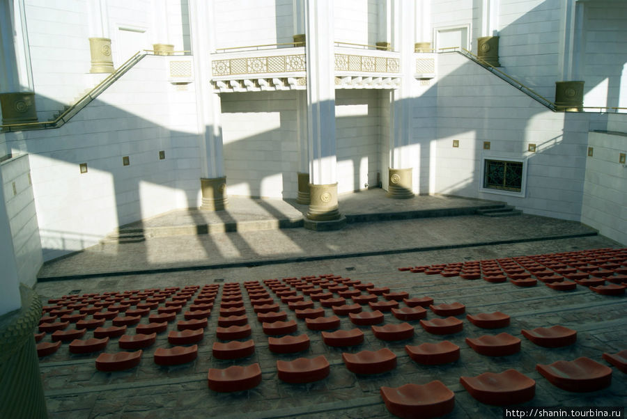 Летний театр у музея Ашхабад, Туркмения