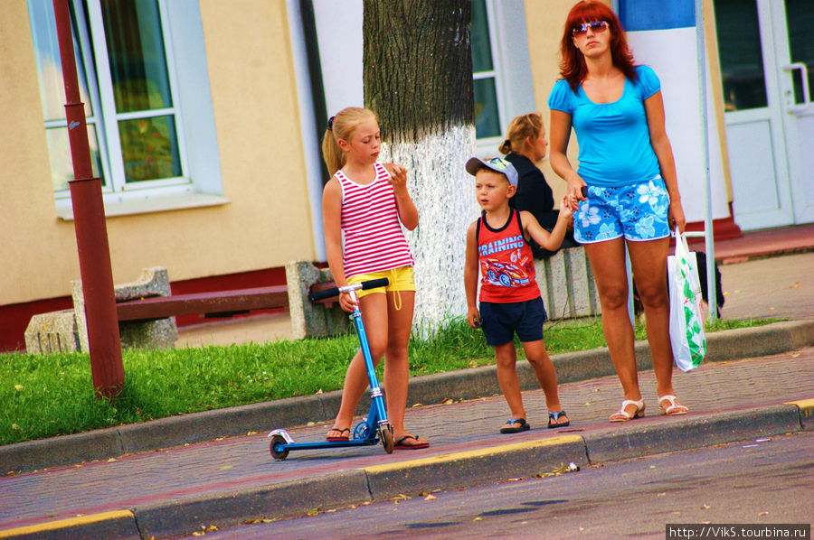 Молодых мам много, много и детей. Женщина с детьми — это красиво. Брест, Беларусь