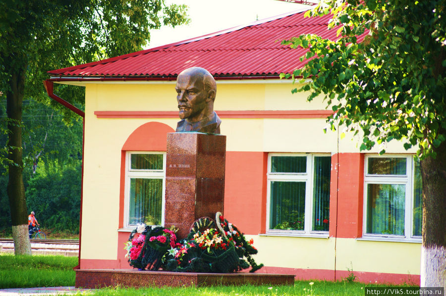 Здесь же и бюст Ленину. Достаточно скромный и с цветами. Брест, Беларусь