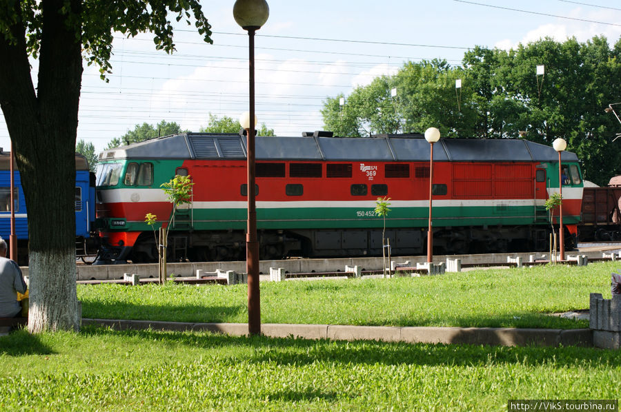 Поезда раскрашены в цвет белорусского флага. А что? Мне нравится. Брест, Беларусь