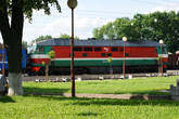Поезда раскрашены в цвет белорусского флага. А что? Мне нравится.