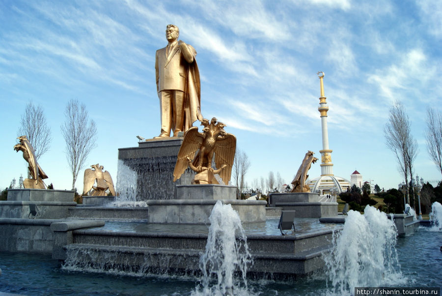 Золотой памятник президенту Ниязову у Восьминожки Ашхабад, Туркмения