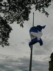 Революционные флаги в Никарагуа огромны.