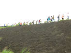 Местные туристы куда-то отправились по гребню холма.
