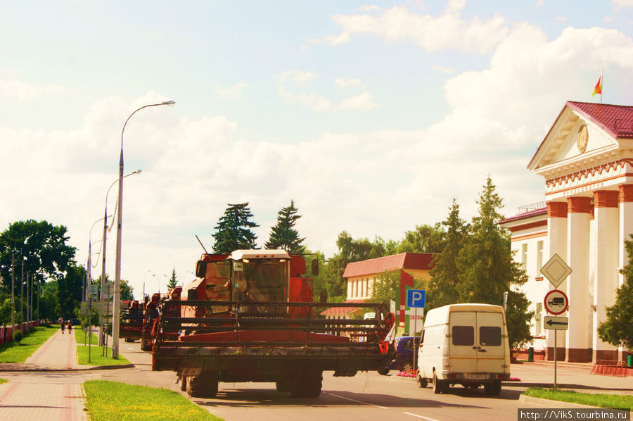 Комбайны перегоняют на другие поля через город. Время сбора урожая — надо торопиться. Брест, Беларусь
