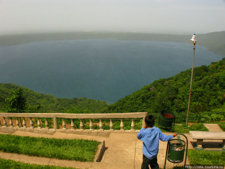 Вот такое вулканическое озеро с высоты 2000 метров Никарагуа