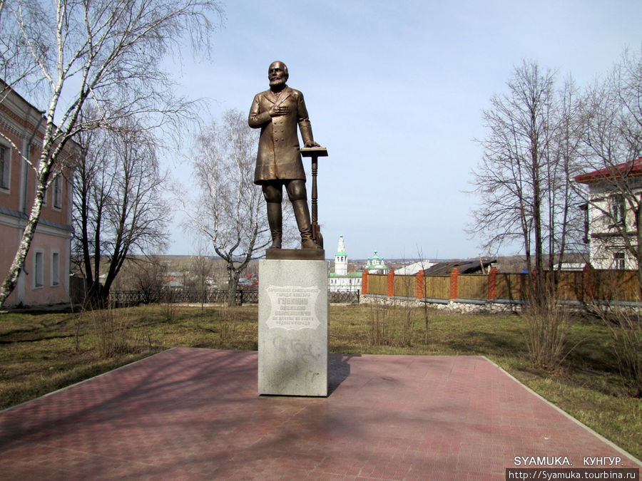 Памятник купцу первой гильдии А.С.Губкину. Он занимался торговлей чаем и сахаром. Кунгур, Россия