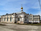 Обелиск в честь победы над Пугачёвым. Перед ним — Алексеевская церковь, позади — прежняя городская управа.