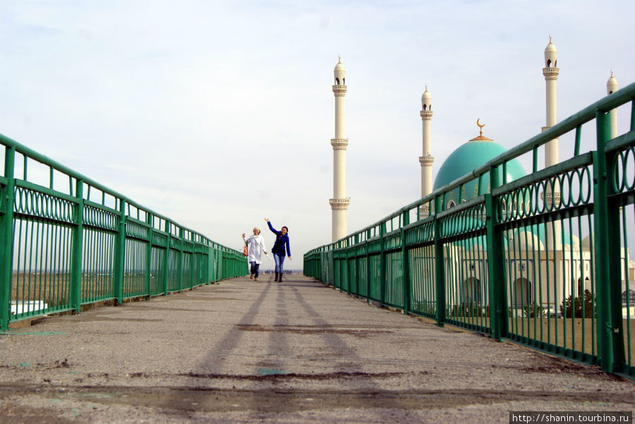 На мосту на станции Геок Тепе Ахалский велаят, Туркмения