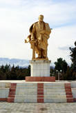 Золотая статуя Ниязова в Геок Тепе