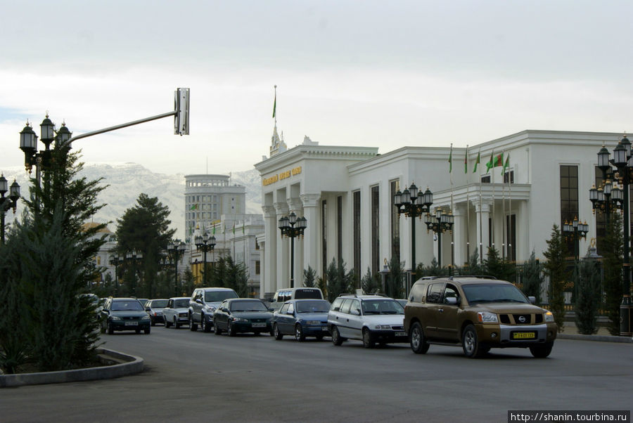 На улице в центре столицы Ашхабад, Туркмения