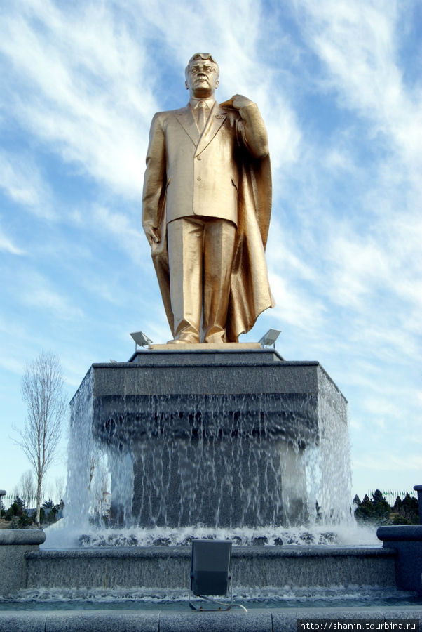 Сапармурат НИязов — тоже герой истории Туркмении. НО потомкам трудно понять, что же он сделал. Единственный памятник — с пустыми руками. Значит, просто руководил. Ашхабад, Туркмения