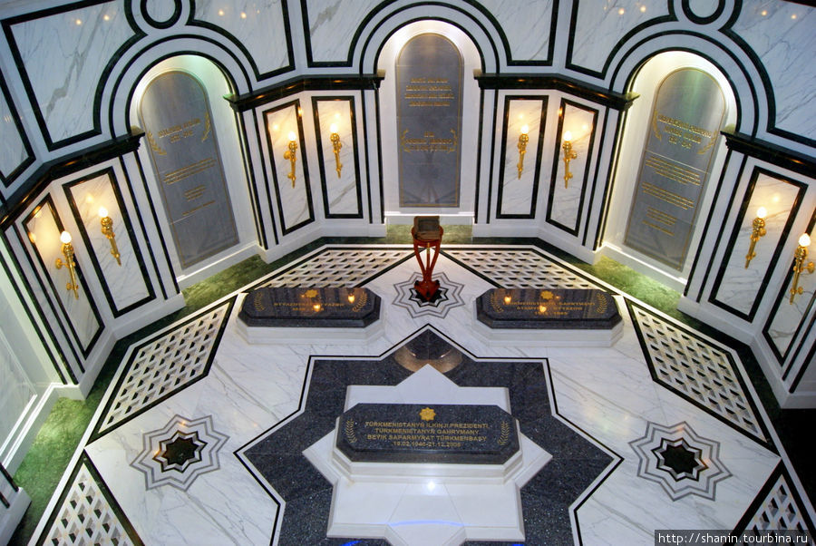Внутри мавзолея Сапармурата Ниязова Кипчак, Туркмения