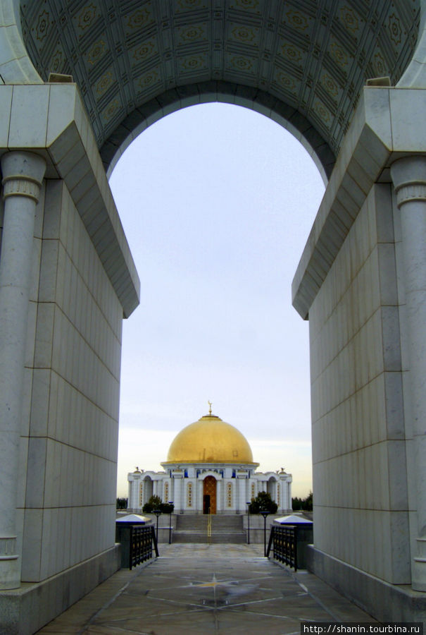Вид из мечети на мавзолей Сапармурата Ниязова Кипчак, Туркмения