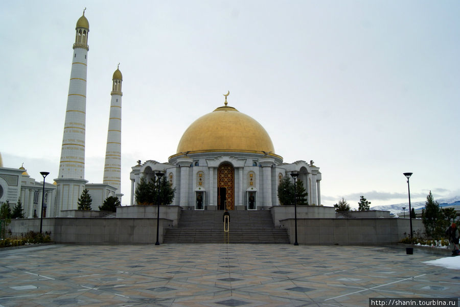 Мавзолей Сапармурата Ниязова стоит прямо у мечети Кипчак, Туркмения
