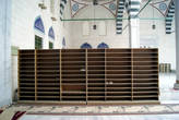Ящики для обуви у входа в мечеть Эртогрул Гази