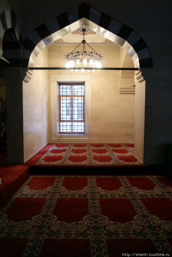 В мечети Эртогрул Гази Ашхабад, Туркмения