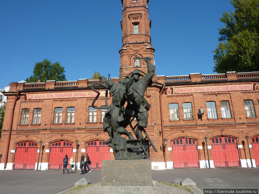 Здание Пожарной части и памятник Подвигу пожарных.