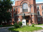 Памятник Ленину у Покровской больницы.