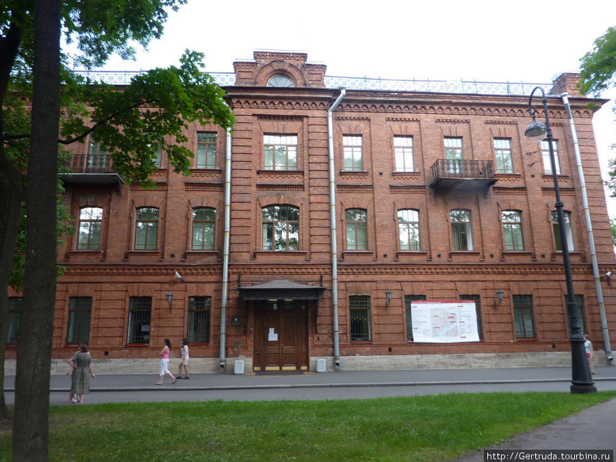 Теперь здесь Юридический ф-т Санкт-Петербургского Гос. Университета.