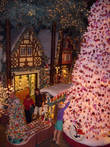 Здесь находится самый большой в мире магазин и музей Рождественских игрушек, он работает круглый год
