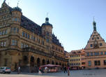Рядом с ратушей на Рыночной площади стоит «Трактир господ советников» — здание 15 века с часами и с окошками, в которых появляются персонажи «Мастерского питья»