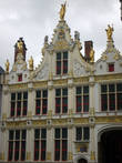 Бывшая канцелярия суда — постройка в стиле фламандского ренессанса. Украшенное скульптурами здание было восстановлено после его разрушения в 1792 году. Бронзовые статуи чествуют законодателя Моисея, священника Аарона и Правосудие
