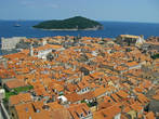 Город на ладони. Вид с самой верхней точки — с башни. Левее центра видно справа от порта казармы гарнизона Дубровника, следующее фото — вид от туда.