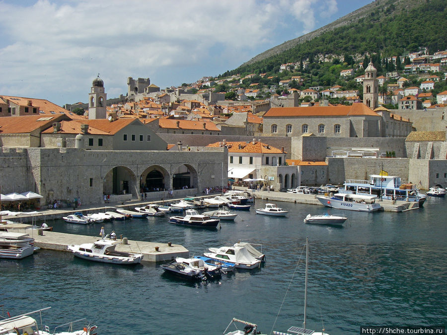 Это вид на город с диаметрально противоположной точки, с военных казарм возле порта. Башню видно прямо по центру кадра вдалеке Дубровник, Хорватия