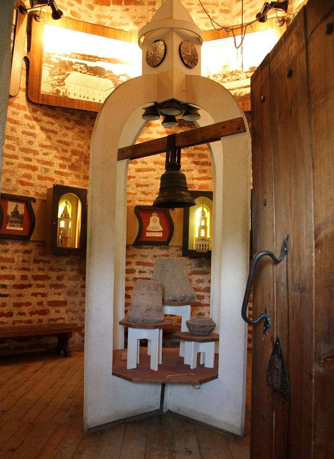 Внизу колокольни небольшой музей Осташков и Озеро Селигер, Россия