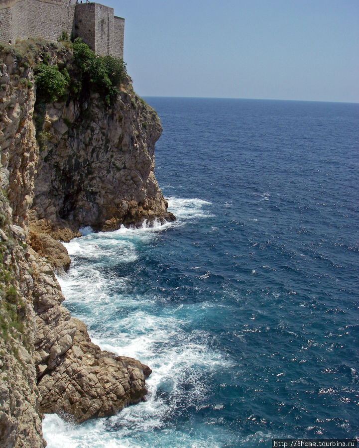 Первая часть пути проходит со стороны моря. Можно ощутить неприступность города Дубровник, Хорватия