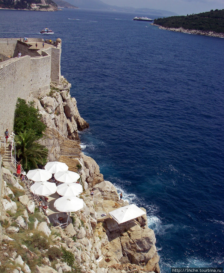 На одном из уступов приютилось кафе, единственное на этом отрезке Дубровник, Хорватия
