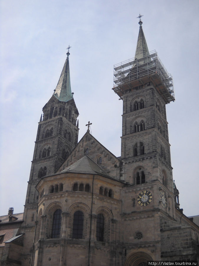 Две из четырёх башен собора Бамберг, Германия