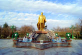 Золотая статуя Спарамурата Ниязова Туркменбаши Великого в парке 10-летия Туркменистана