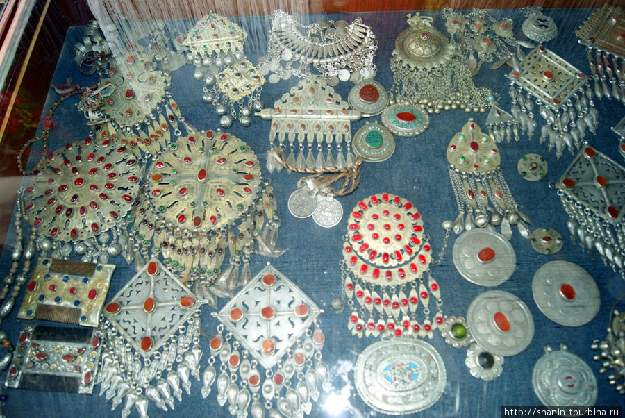 На рынке Колпетдаг в Ашхабаде много туркменских национальных украшений Ашхабад, Туркмения