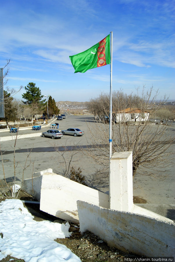 Туркменский флаг у Бахарденской пещеры Ахалский велаят, Туркмения
