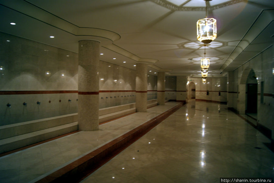 Внутри мечети Туркменбаши Рухы в подвале много умывальников Кипчак, Туркмения