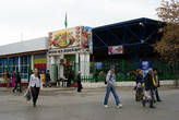 У Текинского рынка в Ашхабаде