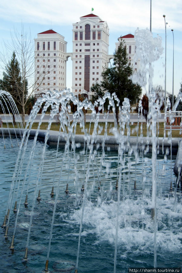 Улица фонтанов в Березенги Ашхабад, Туркмения