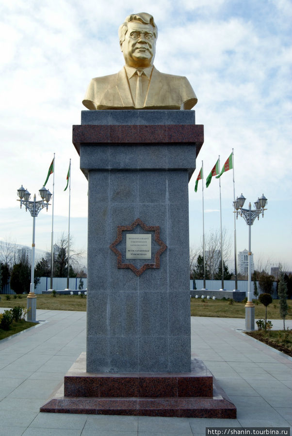 Бюст Ниязова на улице фонтанов Ашхабад, Туркмения