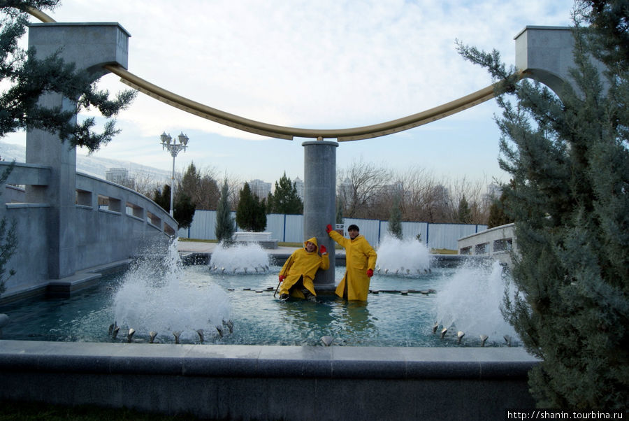 Чистильщики фонтана на улице фонтанов в Ашхабаде Ашхабад, Туркмения