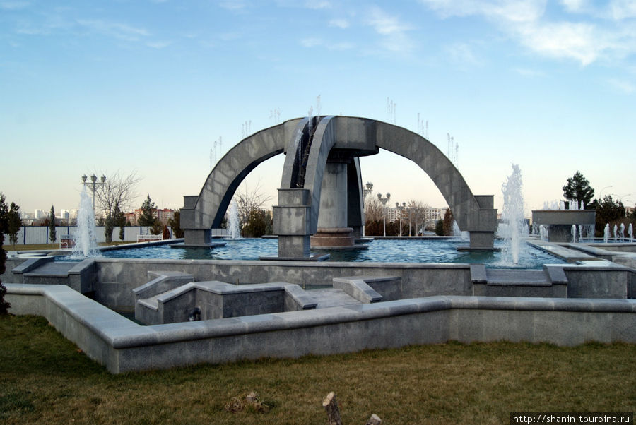 Фонтан на улице фонтанов в Ашхабаде Ашхабад, Туркмения
