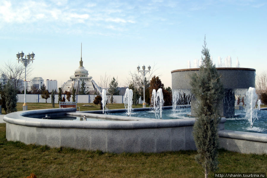 Фонтан на улице фонтанов в Ашхабаде Ашхабад, Туркмения