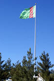 Туркменский флаг на тропе здоровья
