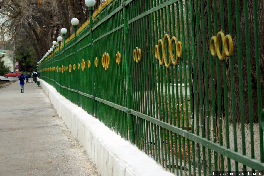 Старая зеленая решетка — изначальный забор Ашхабад, Туркмения