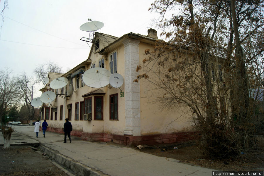 Старый дом в Ашхабаде со спутниковыми антеннами Ашхабад, Туркмения